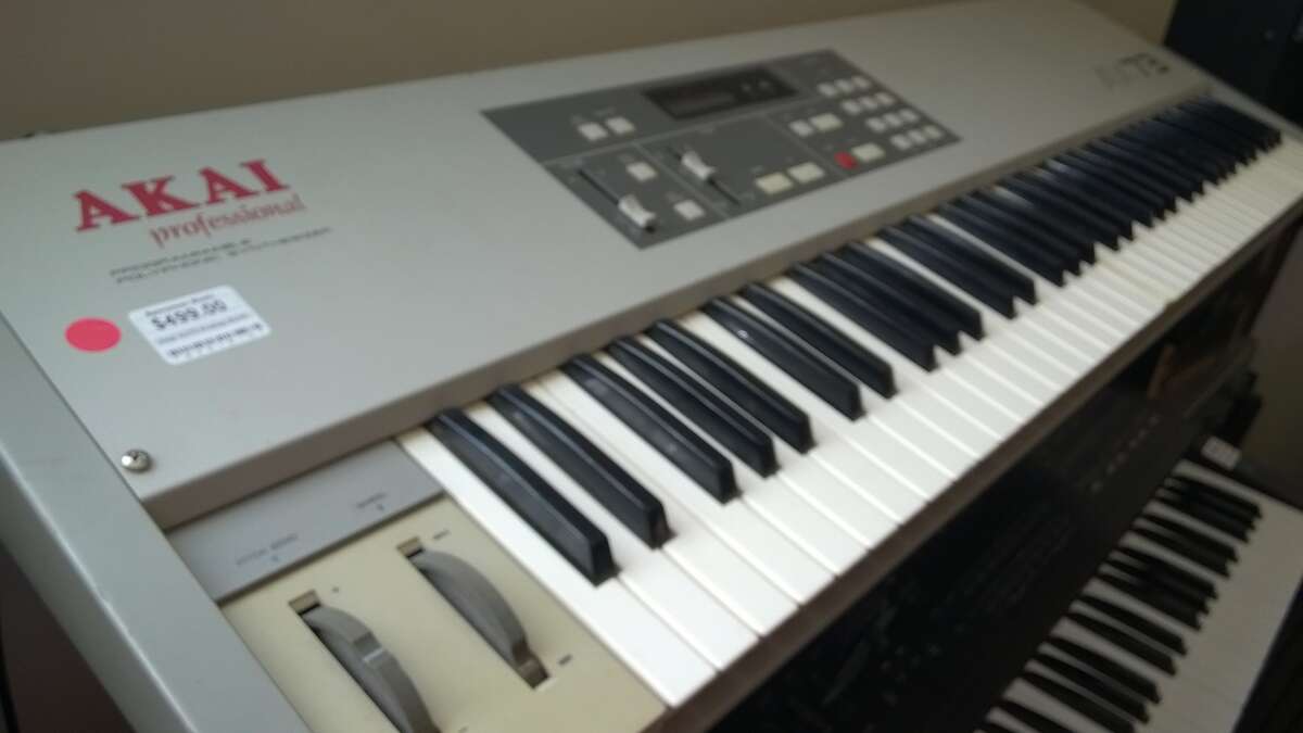 Akai AX73